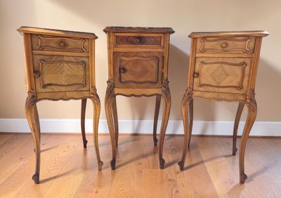 trois meubles posés sur un parquet en bois massif