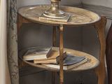 une table sur laquelle est posé un vase, près d'une fenêtre