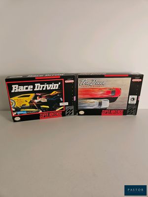 deux petites voitures posées sur une table