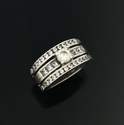 une bague de fiançailles sertie d'un diamant, en or blanc