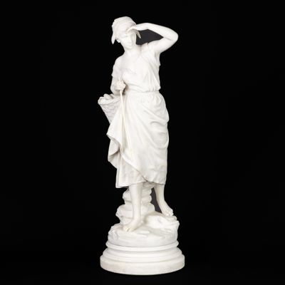 une statue blanche représentant une femme coiffée d'un chapeau