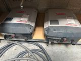 deux onduleurs solaires posés sur une étagère dans un garage