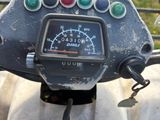 gros plan d'une moto avec un compteur de vitesse sur le tableau de bord