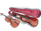 un violon et un étui à violon sur une surface blanche
