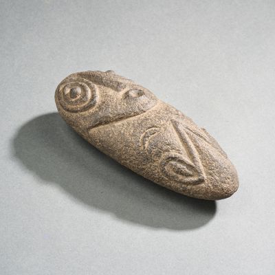 une image d'un objet en pierre posé sur une table