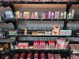 de nombreux produits de beauté exposés dans un magasin