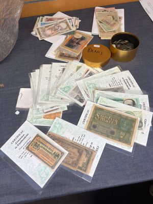 beaucoup d'argent posé sur une table à côté d'une tasse