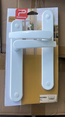 une photo d'une poignée de porte blanche sur une boîte en carton