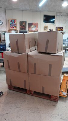 de nombreux cartons empilés les uns sur les autres dans un entrepôt
