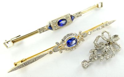 trois épingles à cheveux ornées de diamants et de saphirs, ainsi qu'une broche
