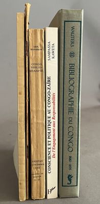 trois livres empilés les uns sur les autres