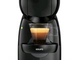 La cafetière Krups contient une tasse de café.