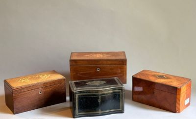 trois petites boîtes en bois posées les unes à côté des autres sur une table
