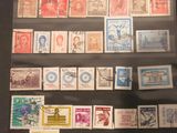 de nombreux timbres exposés dans une vitrine