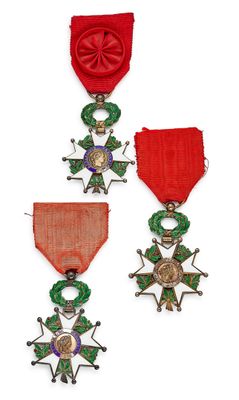 trois médailles et un ruban rouge sur fond blanc