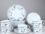 une photo représentant un ensemble d'assiettes et de tasses posées sur une table