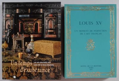 deux livres posés l'un à côté de l'autre sur une table