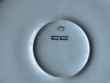 une assiette blanche ornée d'un motif vert