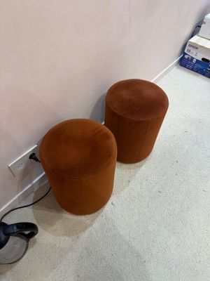 deux tabourets posés contre un mur