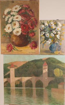 tableaux représentant des fleurs dans des vases posés sur une table devant un mur