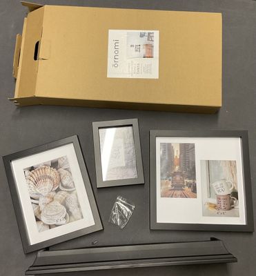 une boîte contenant des photos et un cadre photo posés sur la table