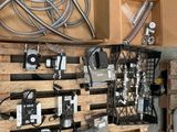 de nombreux types d'équipements électriques exposés sur une palette