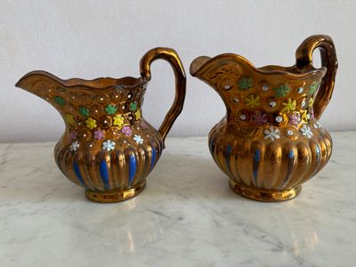 deux vases posés sur une table
