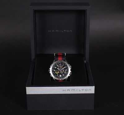 une montre dans une boîte noire sur fond noir