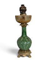 Lampe à pétrole, le pied en faïence émaillée vert, le réserv…