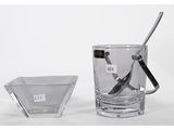 un verre d'eau avec une cuillère dedans, à côté d'un verre d'eau avec une cuillère dedans