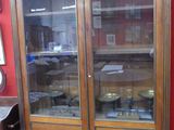 une vitrine avec une porte vitrée au milieu d'une pièce