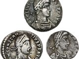 trois pièces romaines antiques, dont l'une porte un buste et l'autre est un buste