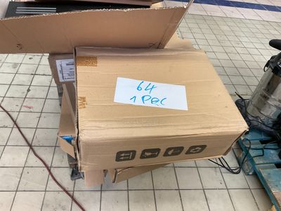 une boîte en carton posée sur un carton