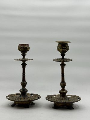 paire de chandeliers anciens en laiton sur fond blanc