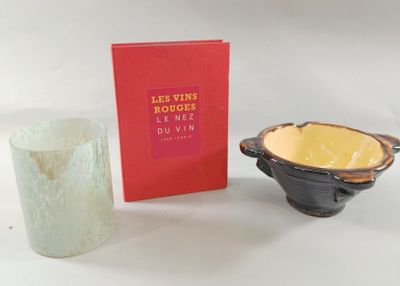 Ensemble céramique, verrerie et vin, dont :