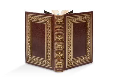 un vieux livre avec une couverture dorée sur fond blanc