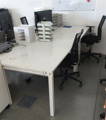 un bureau blanc sur lequel se trouvent un ordinateur portable et une imprimante
