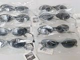 plusieurs paires de lunettes de soleil sont emballées dans des sacs en plastique sur une table