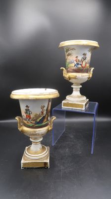 deux vases ornés de scènes peintes, posés sur une table