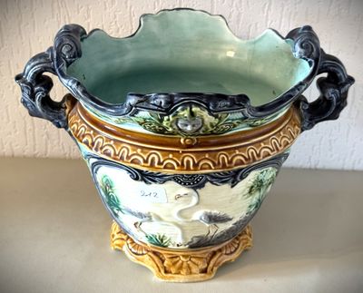 un vase posé sur une table dans une pièce