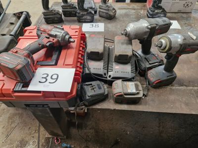 de nombreux outils électriques posés sur une table