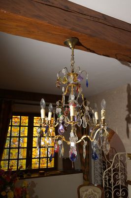 un lustre suspendu au plafond d'un salon