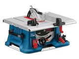 La scie à table Bosch est utilisée sur une scie à table