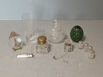 un grand nombre d'objets en verre posés sur une table