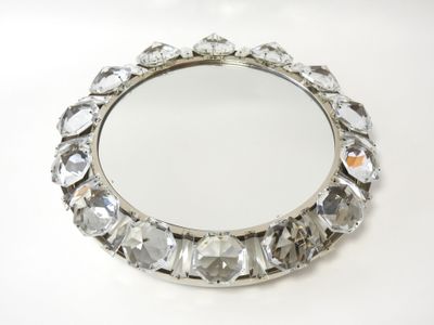 un miroir posé sur une table blanche