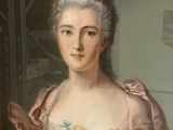 portrait d'une femme en robe rose, avec une fleur dans les cheveux