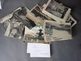 une pile de vieilles photos en noir et blanc sur une table