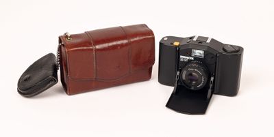 un étui à appareil photo en cuir marron et un appareil photo en cuir marron
