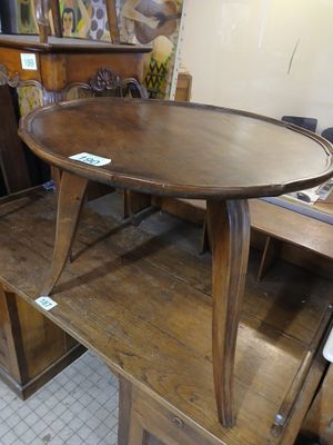 a table that is sitting on top of a wooden table