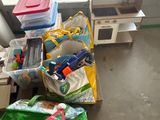 de nombreux sacs remplis d'objets posés par terre dans la pièce